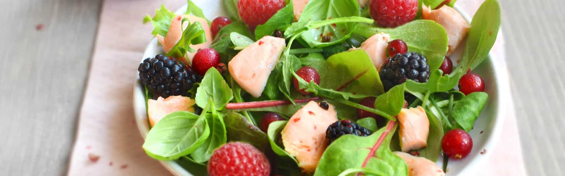 Salade d&rsquo;herbes folles au saumon grillé et fruits rouges - 3202