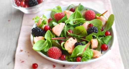 Salade d&rsquo;herbes folles au saumon grillé et fruits rouges - 3202